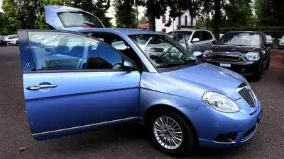 Lancia Ypsilon 1.4 Argento — Citadine italienne compacte, entretien à jour — Miniature 12