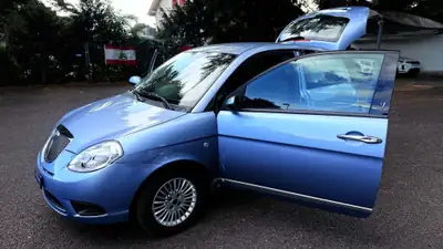 Lancia Ypsilon 1.4 Argento — Citadine italienne compacte, entretien à jour — Miniature 11