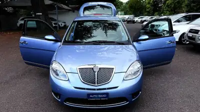 Lancia Ypsilon 1.4 Argento — Citadine italienne compacte, entretien à jour — Miniature 10