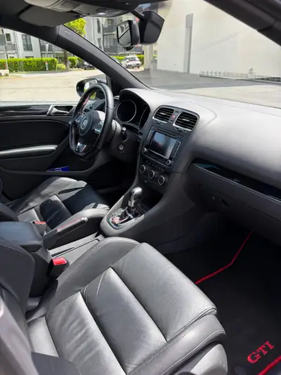 VW Golf 2.0 TSI GTI DSG — Sportive mythique, 210 ch et boîte auto — interior
