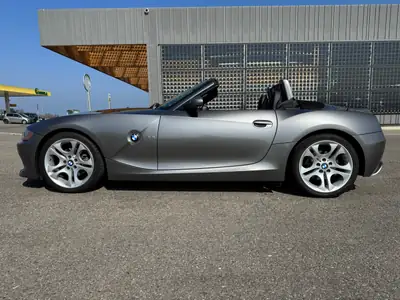 BMW Z4 3.0i 2004 — Cabriolet sportif essence, état impeccable et package aérodynamique — côté