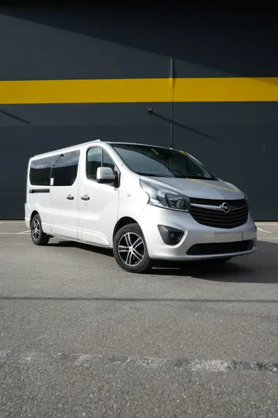 Opel Vivaro 2015 — Minibus 9 places diesel, parfait pour famille nombreuse ou professionnel — vue extérieure