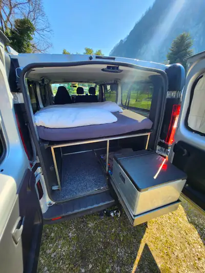 Opel Vivaro 2015 — Minibus 9 places diesel, parfait pour famille nombreuse ou professionnel — côté