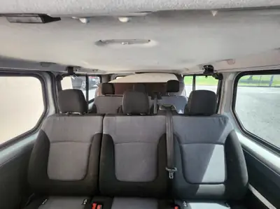 Opel Vivaro 2015 — Minibus 9 places diesel, parfait pour famille nombreuse ou professionnel — intérieur