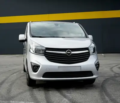 Opel Vivaro 2015 — Minibus 9 places diesel, parfait pour famille nombreuse ou professionnel — tableau de bord