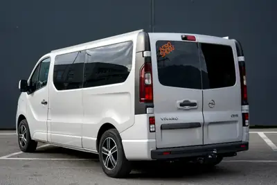 Opel Vivaro 2015 — Minibus 9 places diesel, parfait pour famille nombreuse ou professionnel — détail