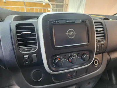 Opel Vivaro 2015 — Minibus 9 places diesel, parfait pour famille nombreuse ou professionnel — Miniature 7