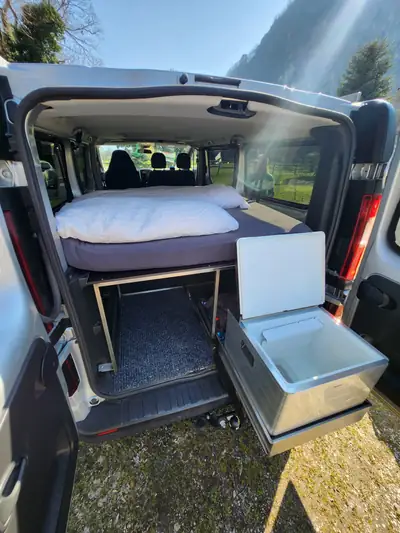 Opel Vivaro 2015 — Minibus 9 places diesel, parfait pour famille nombreuse ou professionnel — Miniature 10
