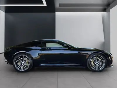 Aston Martin DB12 — Chef-d'œuvre britannique ultra-performant, 6'900 km seulement — rear view