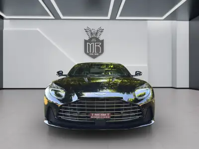 Aston Martin DB12 — Chef-d'œuvre britannique ultra-performant, 6'900 km seulement — side view