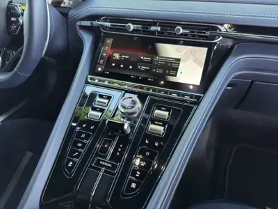 Aston Martin DB12 — Chef-d'œuvre britannique ultra-performant, 6'900 km seulement — Thumbnail 13