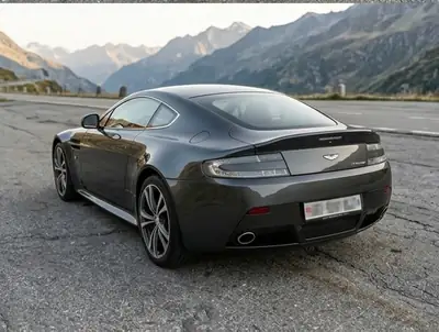 Aston Martin V12 Vantage 6.0 — Coupé sportif 516 ch, historique complet Aston Martin — Heckansicht