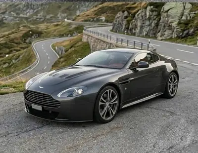 Aston Martin V12 Vantage 6.0 — Coupé sportif 516 ch, historique complet Aston Martin — Außenansicht