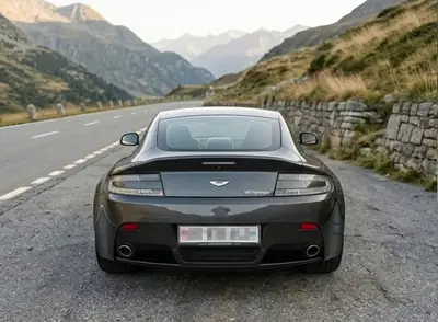 Aston Martin V12 Vantage 6.0 — Coupé sportif 516 ch, historique complet Aston Martin — Innenraum