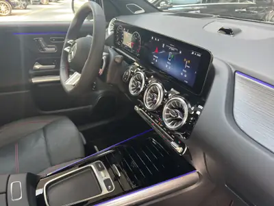 Mercedes-Benz GLA 250 Swiss Star AMG Line 4MATIC — SUV compact hybride essence, 20 km seulement — intérieur