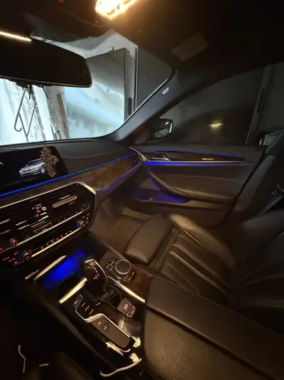 BMW 530i xDrive 2019 — Berline de luxe performante, 73 500 km seulement — intérieur