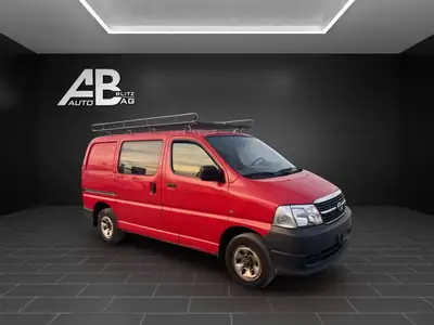 Toyota HI-ACE D-4D 4WD — Utilitaire robuste diesel, traction intégrale et faible kilométrage — détail