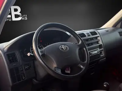 Toyota HI-ACE D-4D 4WD — Utilitaire robuste diesel, traction intégrale et faible kilométrage — Miniature 8