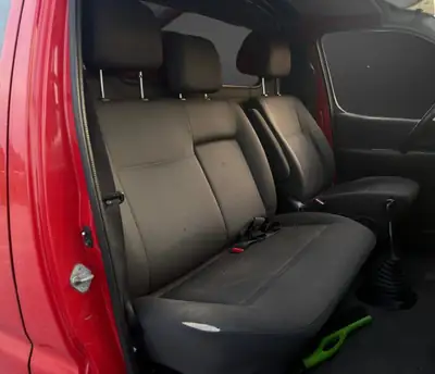 Toyota HI-ACE D-4D 4WD — Utilitaire robuste diesel, traction intégrale et faible kilométrage — Miniature 9