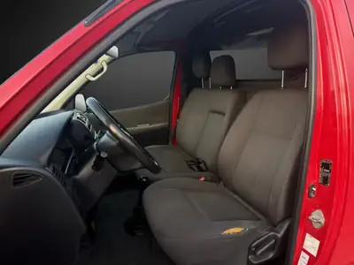 Toyota HI-ACE D-4D 4WD — Utilitaire robuste diesel, traction intégrale et faible kilométrage — Miniature 7
