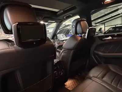 Mercedes-Benz ML 63 AMG — SUV haute performance, 557 ch et transmission intégrale — détail
