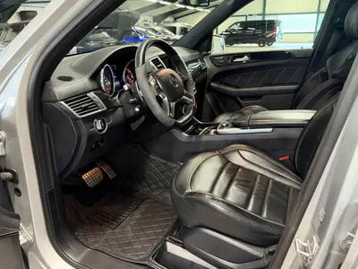 Mercedes-Benz ML 63 AMG — SUV haute performance, 557 ch et transmission intégrale — tableau de bord
