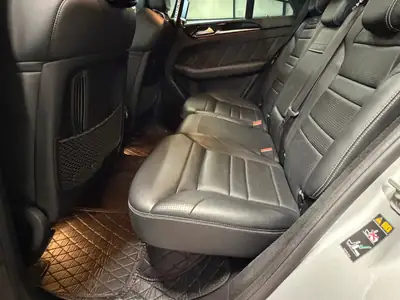 Mercedes-Benz ML 63 AMG — SUV haute performance, 557 ch et transmission intégrale — Miniature 7