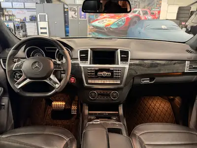 Mercedes-Benz ML 63 AMG — SUV haute performance, 557 ch et transmission intégrale — Miniature 8