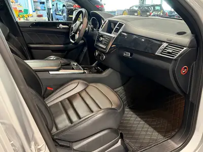 Mercedes-Benz ML 63 AMG — SUV haute performance, 557 ch et transmission intégrale — Miniature 9