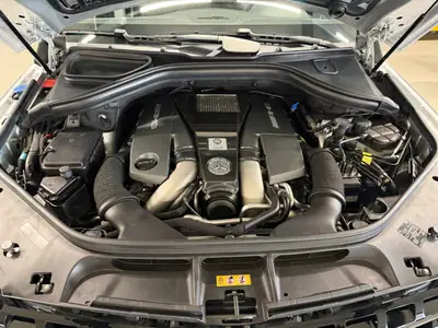 Mercedes-Benz ML 63 AMG — SUV haute performance, 557 ch et transmission intégrale — Miniature 10