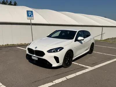 BMW 120d M Sport Steptronic — Berline dynamique, modèle 2024, très faible kilométrage — Außenansicht