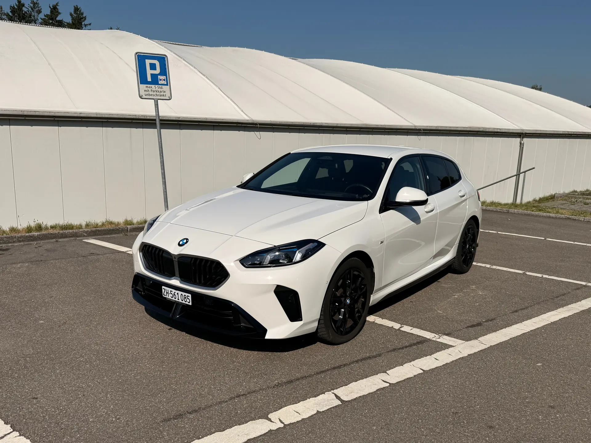 BMW 120d M Sport Steptronic — Berline dynamique, modèle 2024, très faible kilométrage — Außenansicht