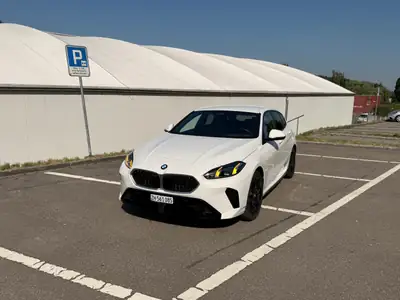 BMW 120d M Sport Steptronic — Berline dynamique, modèle 2024, très faible kilométrage — Seitenansicht