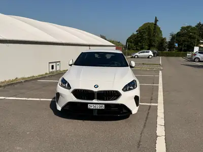 BMW 120d M Sport Steptronic — Berline dynamique, modèle 2024, très faible kilométrage — Heckansicht