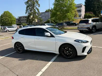 BMW 120d M Sport Steptronic — Berline dynamique, modèle 2024, très faible kilométrage — Armaturenbrett