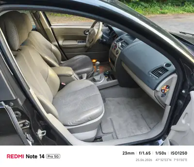 Renault Megane 2.0 16V — Berline fiable des années 2000, entretien à jour — Armaturenbrett