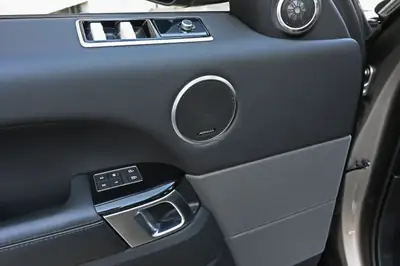 Land Rover Range Rover Sport D300 — SUV premium hybride diesel, entretien Land Rover — Miniature 24