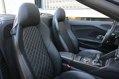 Audi R8 Spyder RWD S-Tronic — Superbe cabriolet 540 ch, 15'000 km seulement — Miniature 13