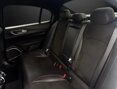 Alfa Romeo Giulia 2.9 V6 Quadrifoglio — 510 ch, berline sportive italienne d'exception — Thumbnail 13