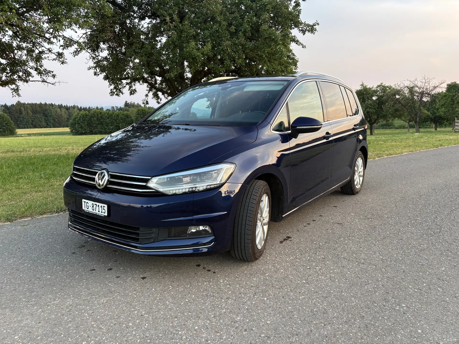 VW Touran 1.6 TDI DSG — Monospace 7 places, équipé Highline, pneus neufs