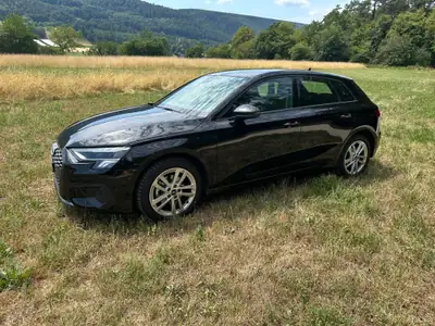 Audi A3 Sportback 35 TFSI — Berline compacte premium, première main, état impeccable — fianco