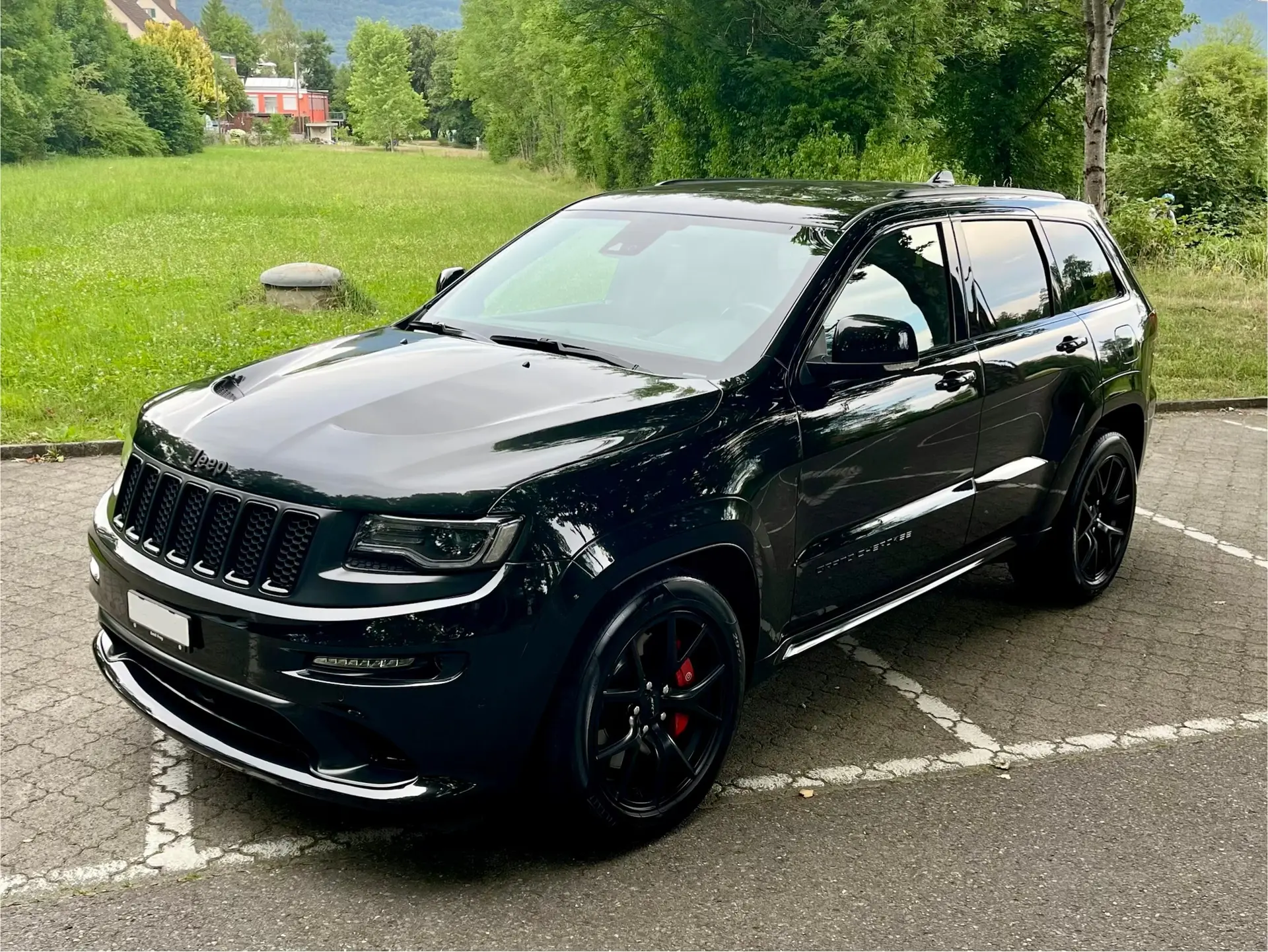 Jeep Grand Cherokee 6.4 V8 HEMI SRT8 Night — Muscle SUV américain, 468 ch intégrales — Außenansicht
