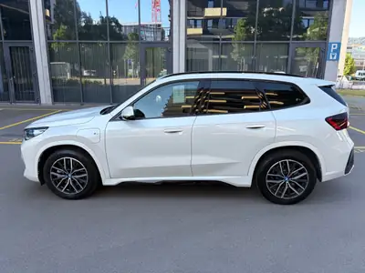BMW X1 xDrive 25e M Sport — Hybride rechargeable, 15'000 km, équipement premium — Seitenansicht