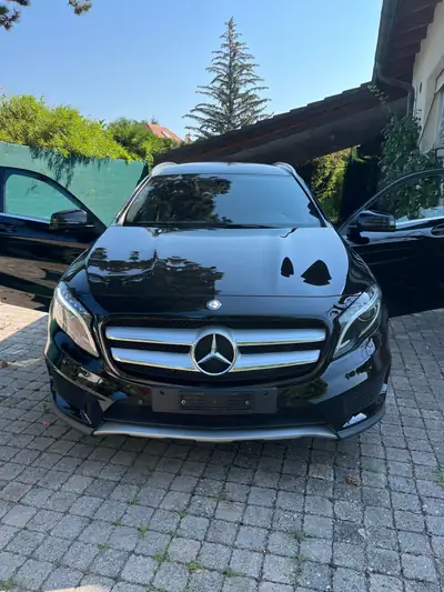 Mercedes-Benz GLA 250 4MATIC AMG Line — SUV compact premium, 48000 km seulement — vue extérieure