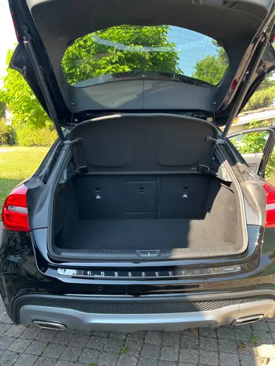Mercedes-Benz GLA 250 4MATIC AMG Line — SUV compact premium, 48000 km seulement — arrière