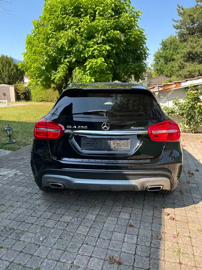 Mercedes-Benz GLA 250 4MATIC AMG Line — SUV compact premium, 48000 km seulement — côté