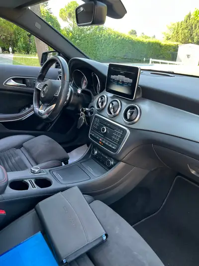 Mercedes-Benz GLA 250 4MATIC AMG Line — SUV compact premium, 48000 km seulement — intérieur