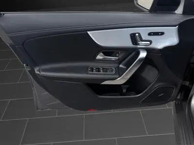 Mercedes-Benz Classe A 250 4Matic AMG Line — Berline sportive polyvalente, entretien complet — Thumbnail 14