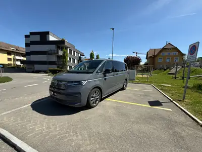 VW T7 Multivan 1.5 TSI eHybrid — Monospace hybride rechargeable 7 places, 4motion — Seitenansicht