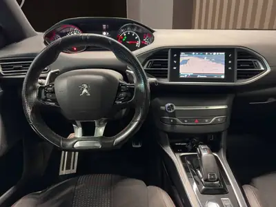 Peugeot 308 1.2 PureTech GT Line — Berline compacte élégante, boîte auto EAT8, faible kilométrage — Armaturenbrett